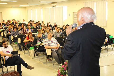 Briquet de Lemos em apresentação no 33º Painel de Biblioteconomia de SC. Foto: Chico de Paula / Agência Biblioo